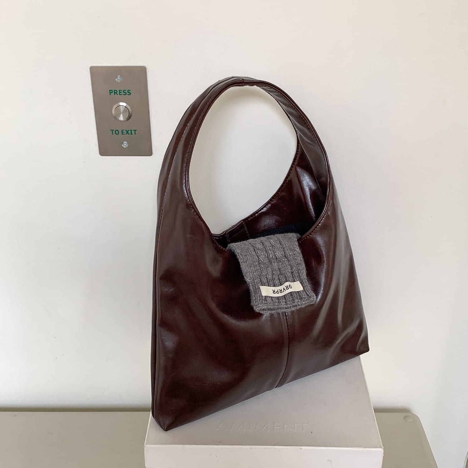Bolsa feminina de couro macio com grande capacidade. 8
