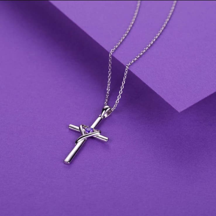 Colar Com Pingente De Cruz Em Formato De CoraçãO Cravejado De Diamantes, Perfeito Para A PáScoa.
