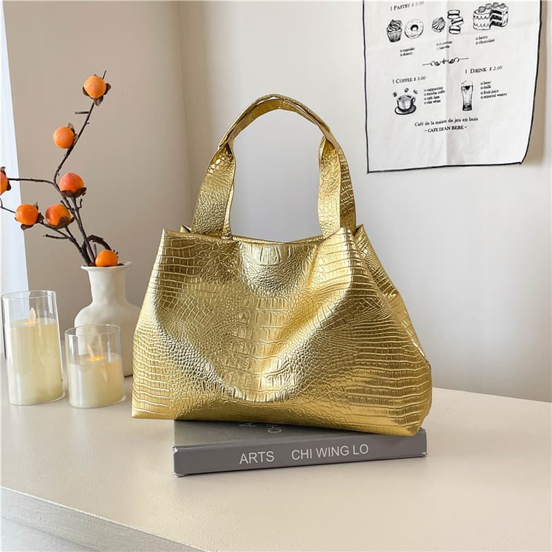 Bolsa feminina com estampa de crocodilo e textura sofisticada.