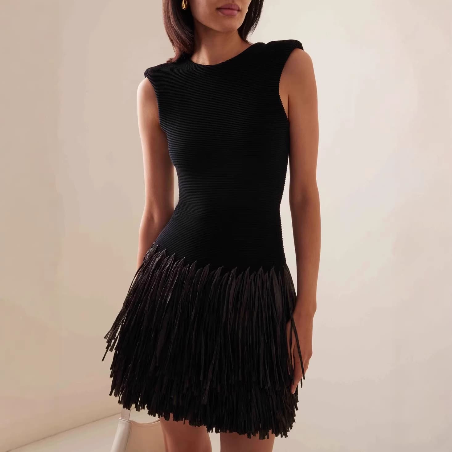 Vestido de festa elegante, sem mangas, com gola redonda e franjas nos ombros, ideal para mulheres. 4