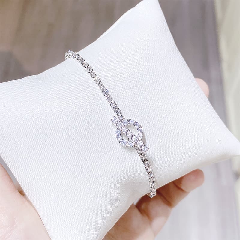 Pulseira feminina simples e elegante com cristais de zircônia.