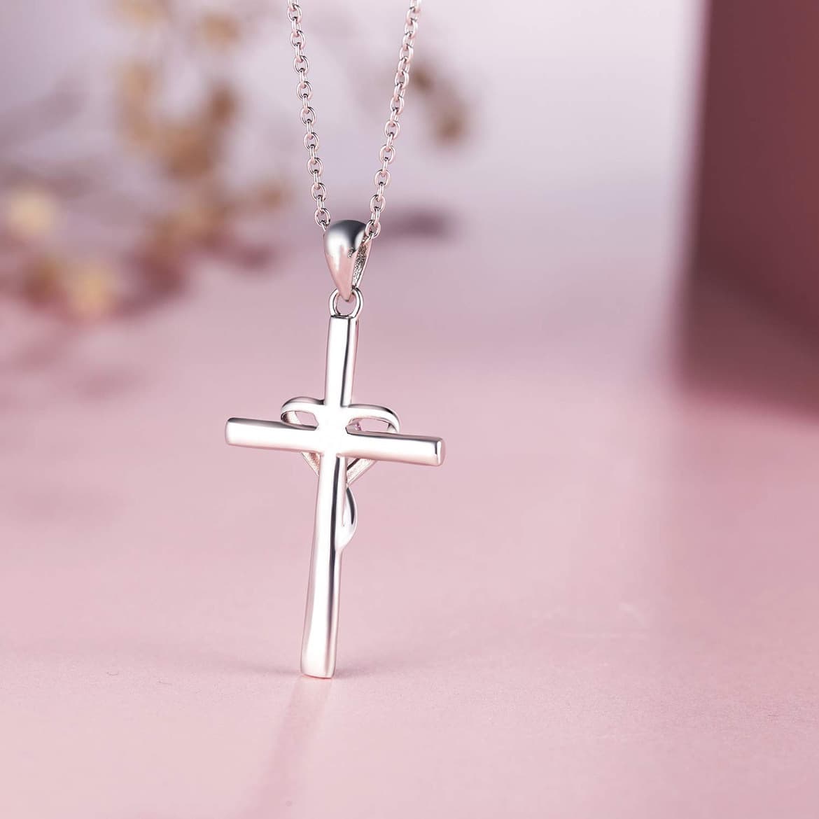 Colar Com Pingente De Cruz Em Formato De CoraçãO Cravejado De Diamantes, Perfeito Para A PáScoa.