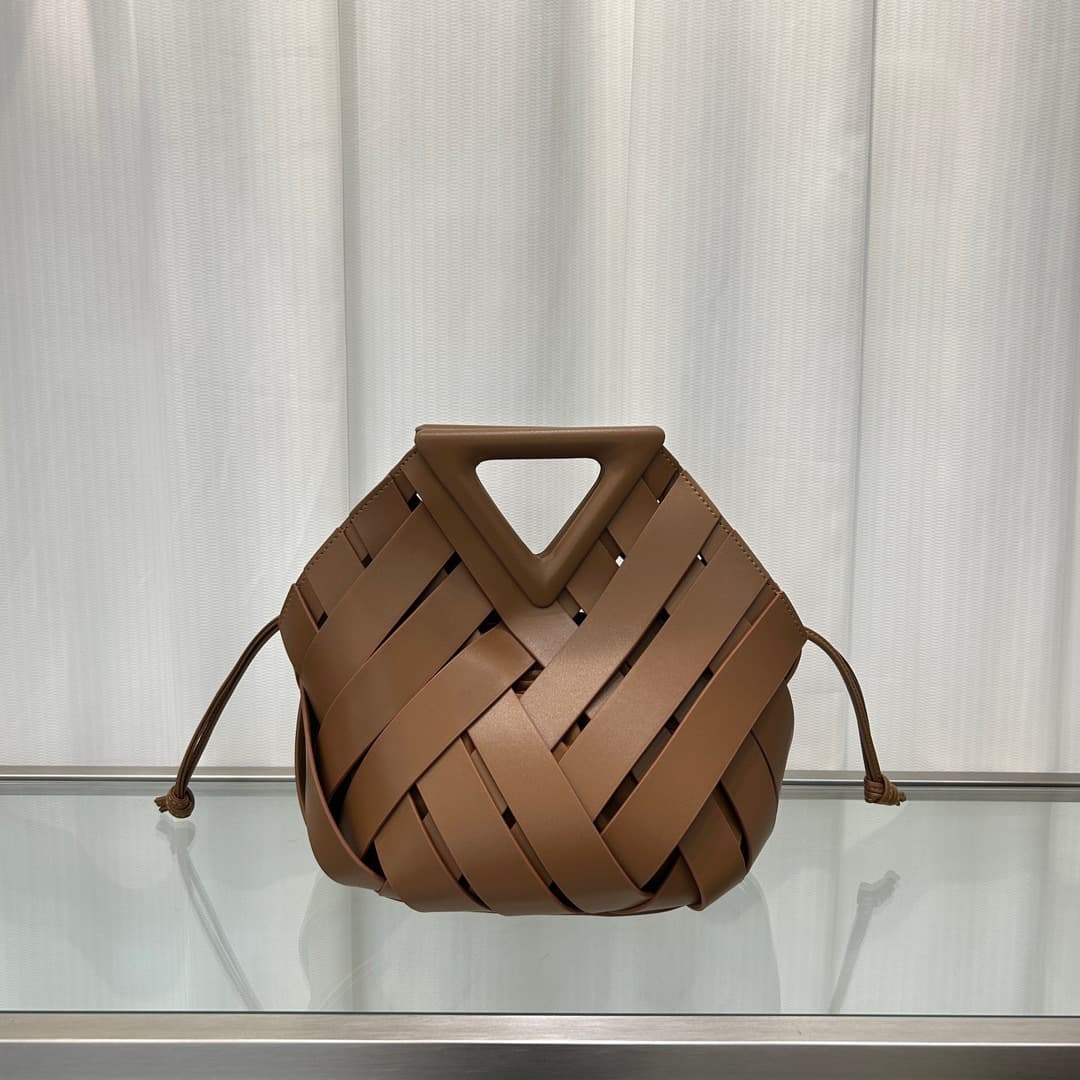 Bolsa transversal feminina com fecho magnético triangular