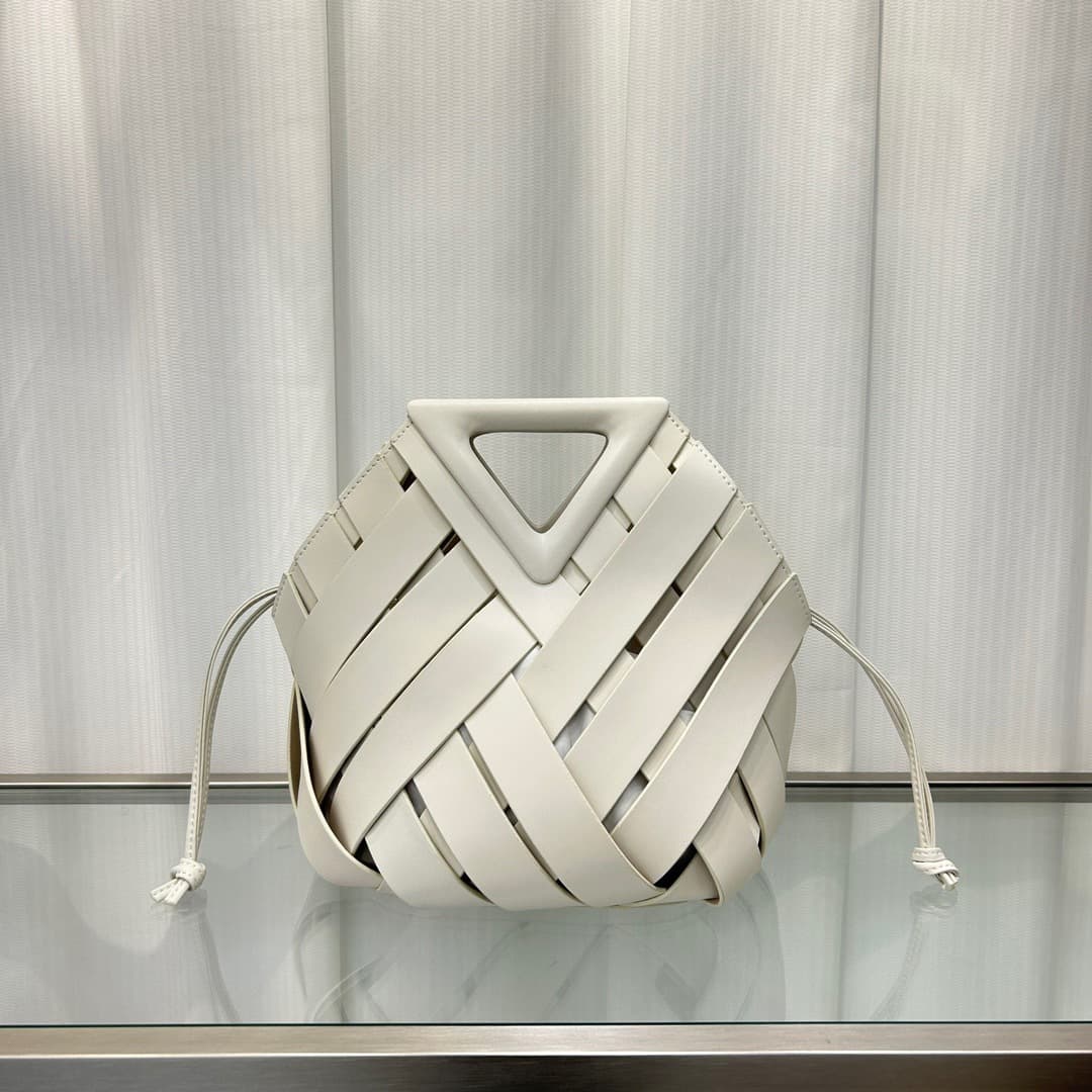 Bolsa transversal feminina com fecho magnético triangular 7