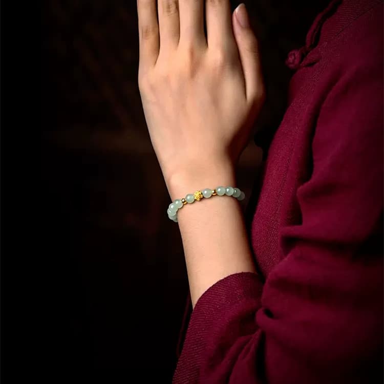 Pulseira feminina simples e elegante, feita à mão.