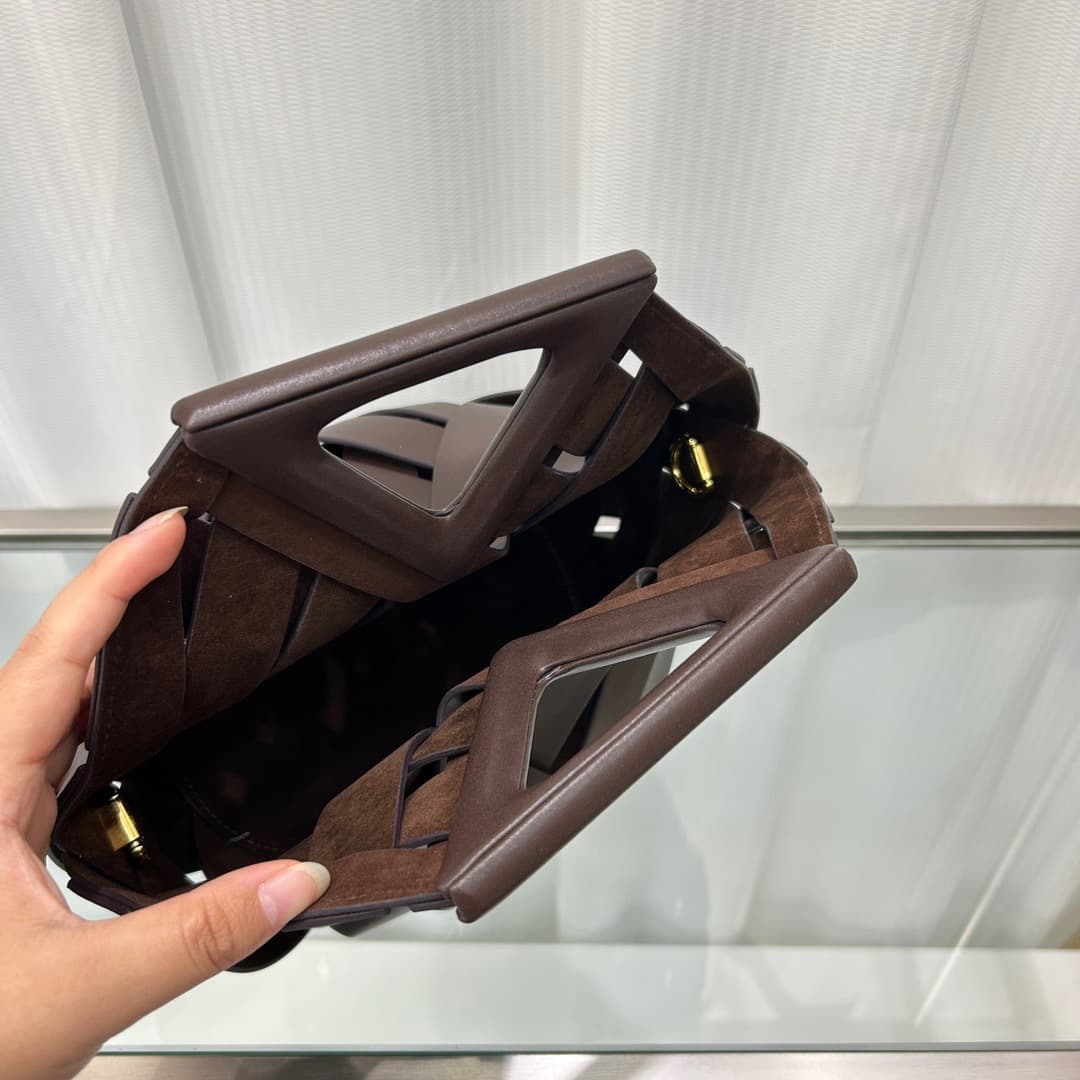 Bolsa transversal feminina com fecho magnético triangular 9