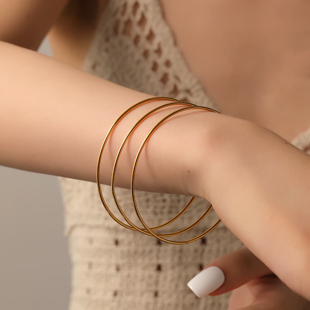 Pulseira feminina simples e elegante em aço titânio.