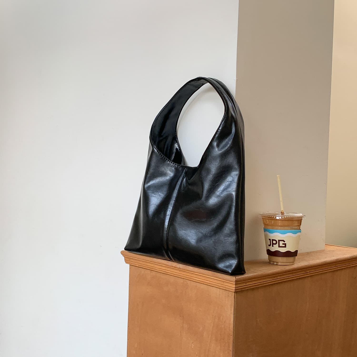 Bolsa feminina de couro macio com grande capacidade. 5