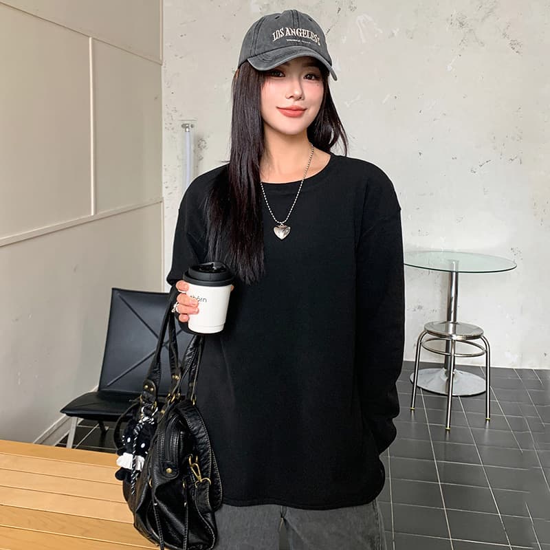 Blusa plus size de manga comprida com fenda curva e modelagem solta. 6