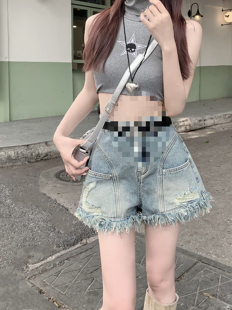 Shorts Jeans Rasgados, Pernas Largas, Barra Desfiada, Modela 3
