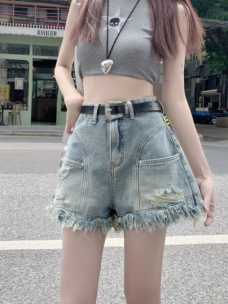 Shorts Jeans Rasgados, Pernas Largas, Barra Desfiada, Modela 4