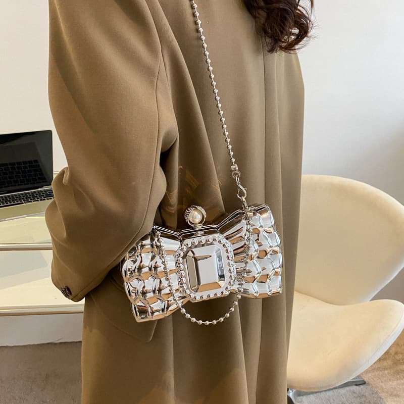 Bolsa feminina com laço de acrílico