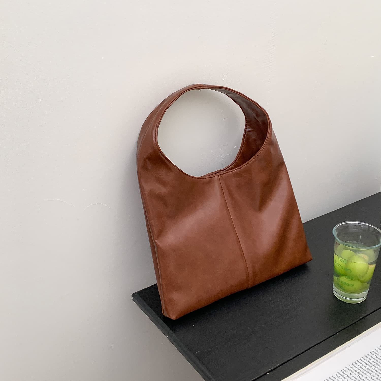 Bolsa feminina de couro macio com grande capacidade. 2