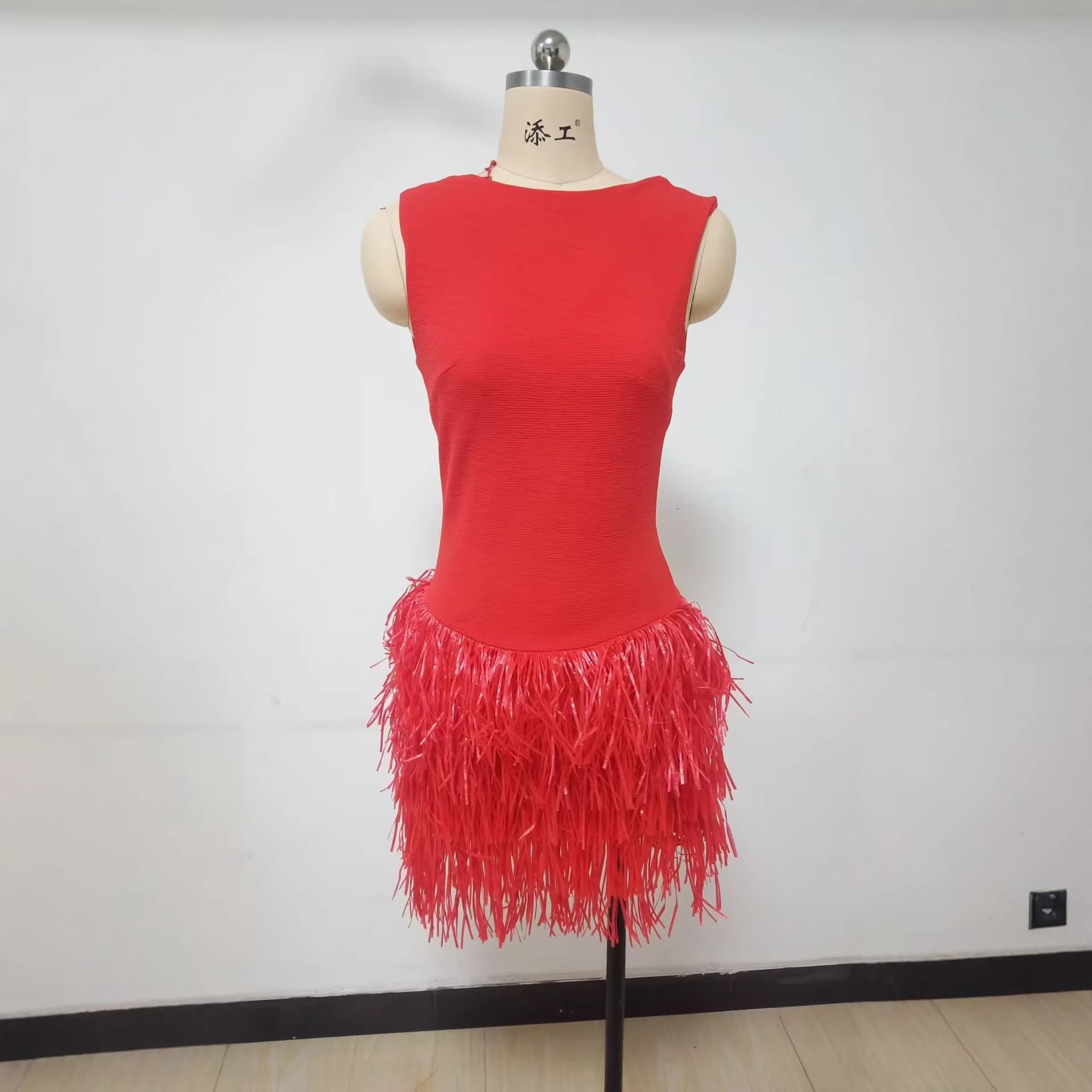 Vestido de festa elegante, sem mangas, com gola redonda e franjas nos ombros, ideal para mulheres. 3