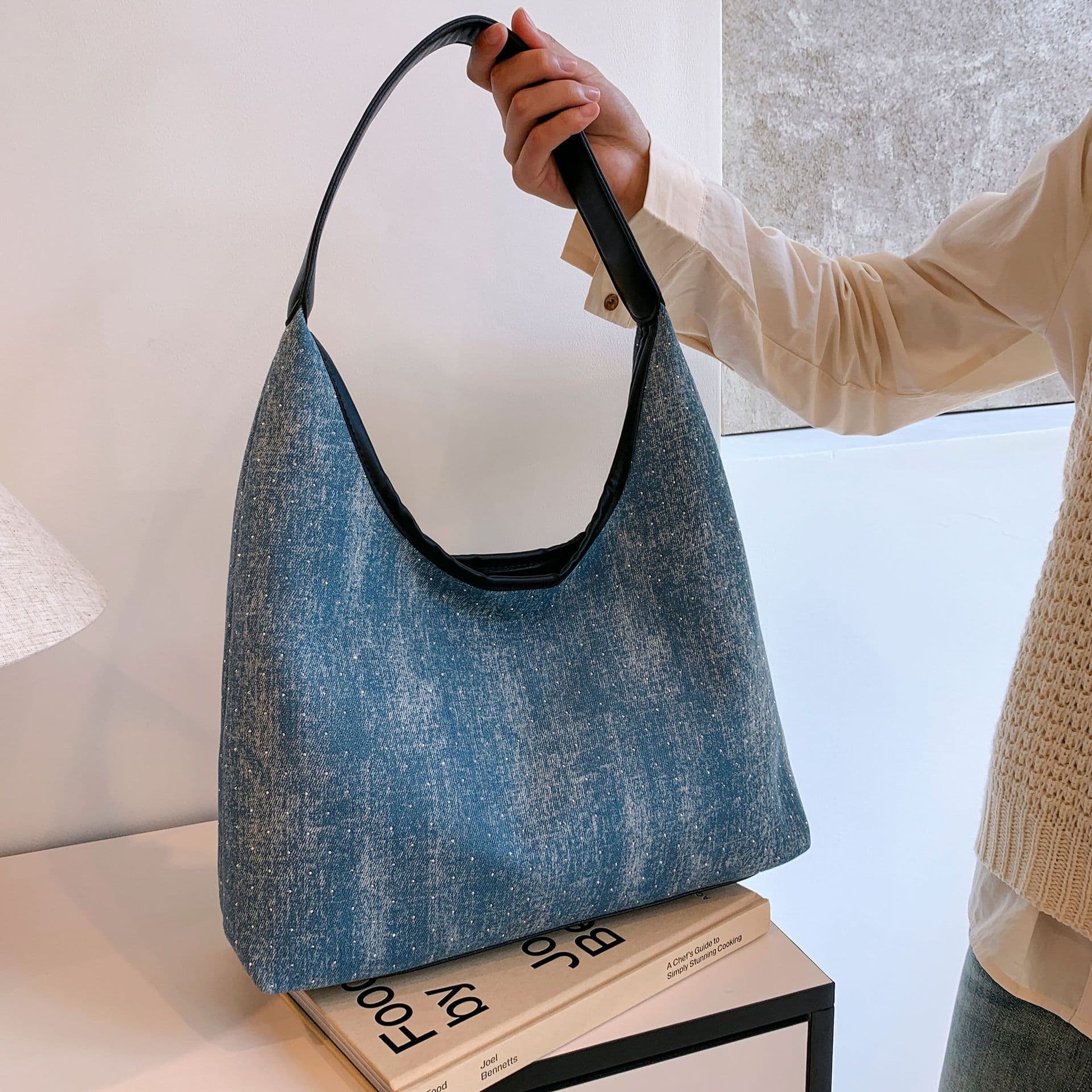 Bolsa feminina de grande capacidade e estilo. 10