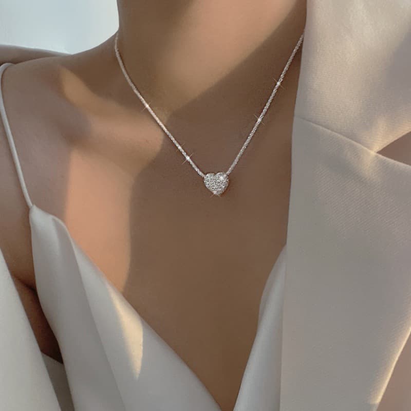 Colar feminino simples com pingente brilhante de amor
