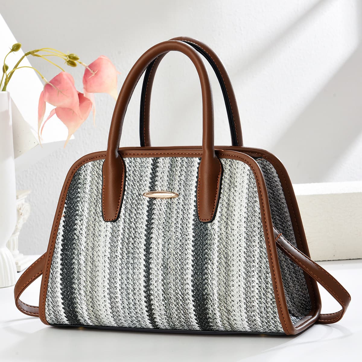 Bolsa feminina para uso diário em cores contrastantes