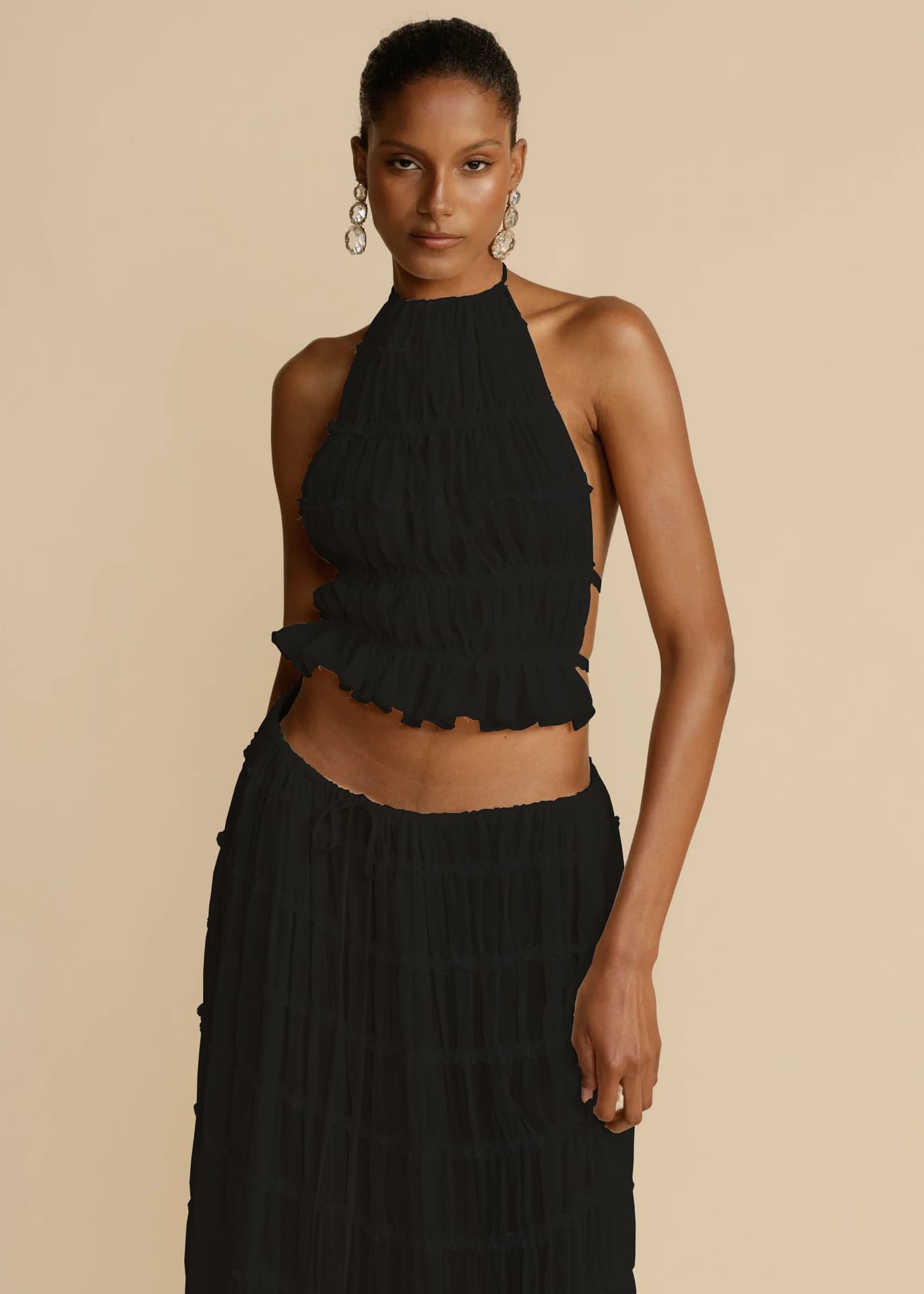 Conjunto feminino de 2 peças: top cropped sem mangas com decote nas costas e saia longa plissada para praia. 15