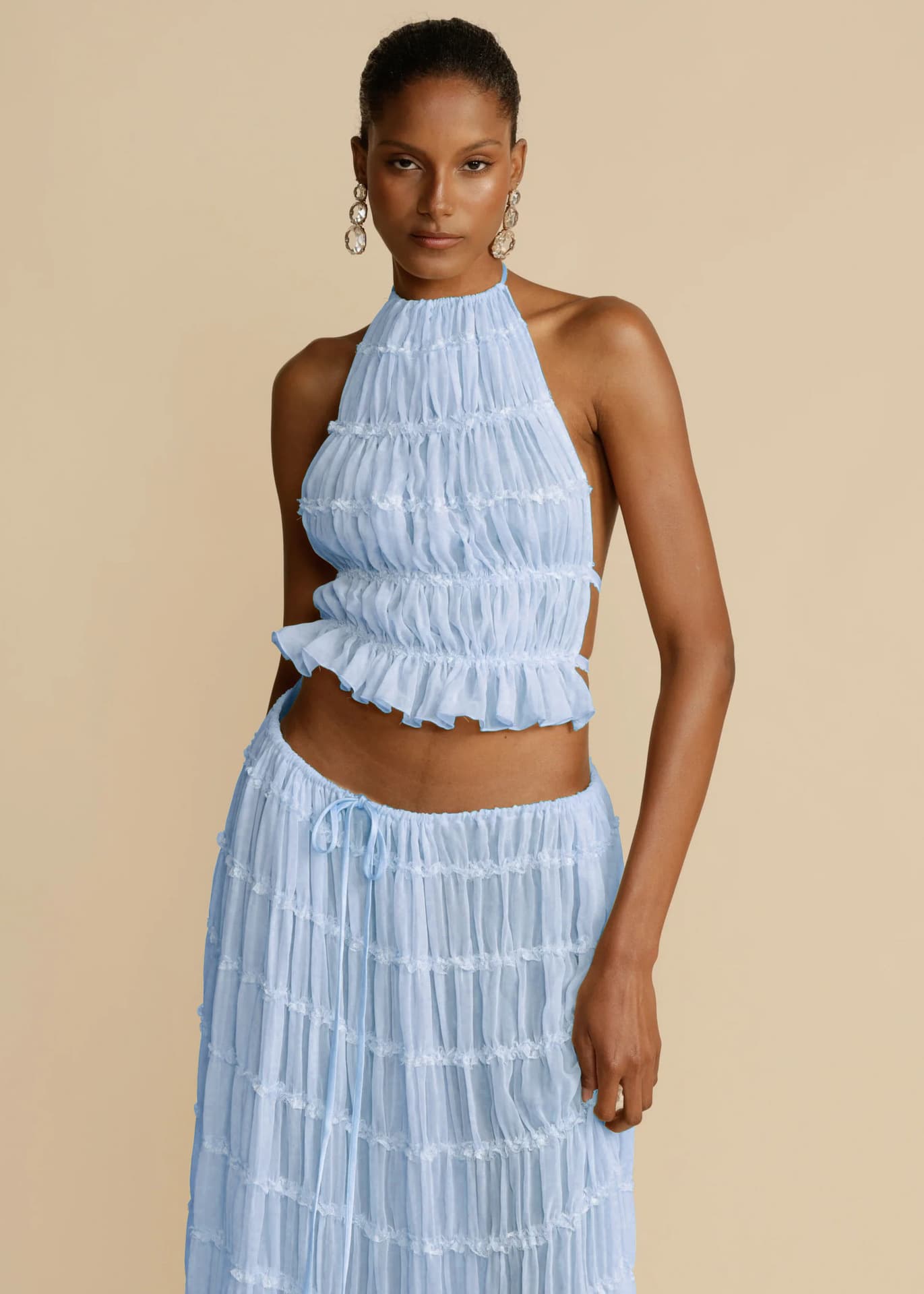 Conjunto feminino de 2 peças: top cropped sem mangas com decote nas costas e saia longa plissada para praia. 16