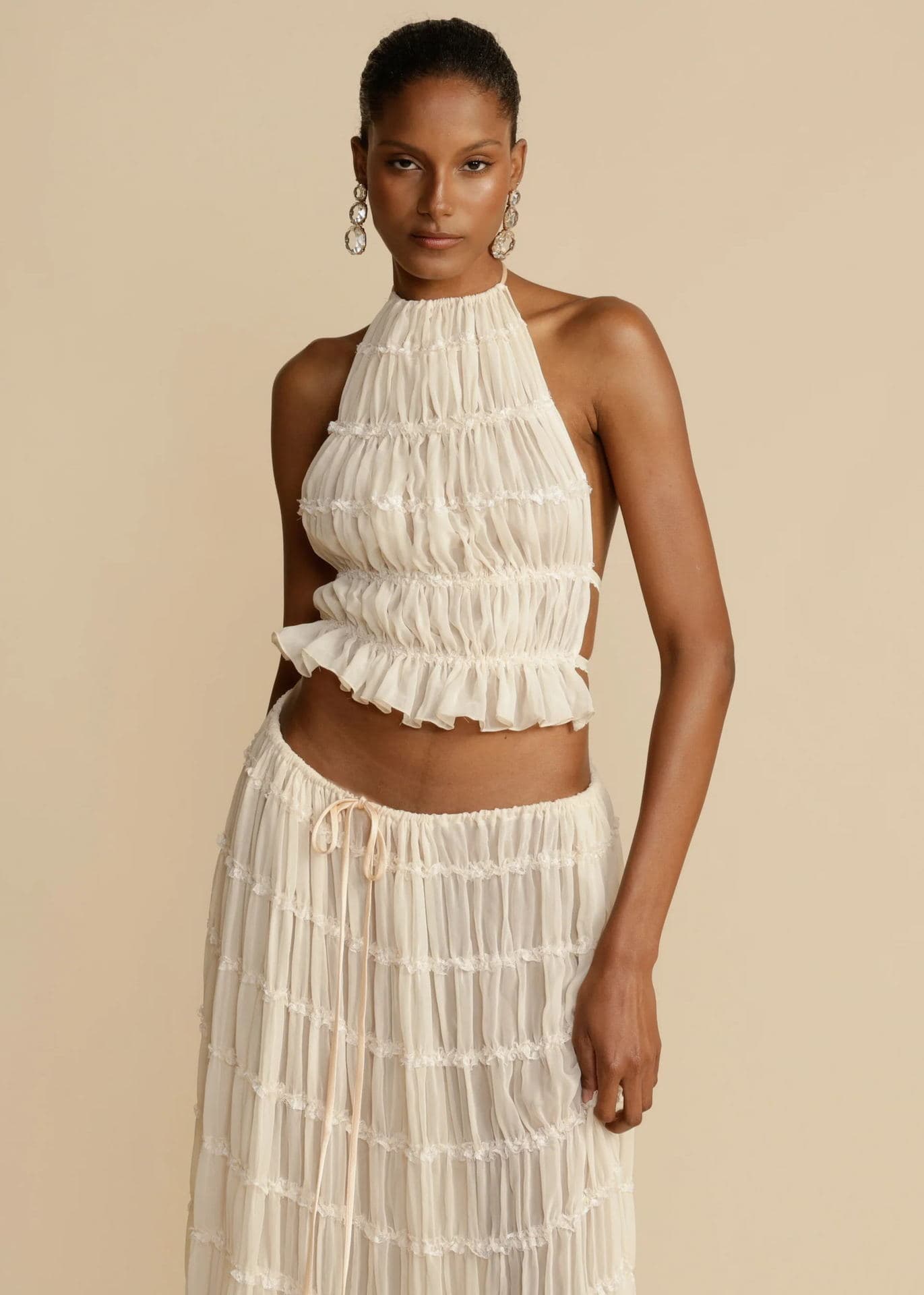 Conjunto feminino de 2 peças: top cropped sem mangas com decote nas costas e saia longa plissada para praia. 5