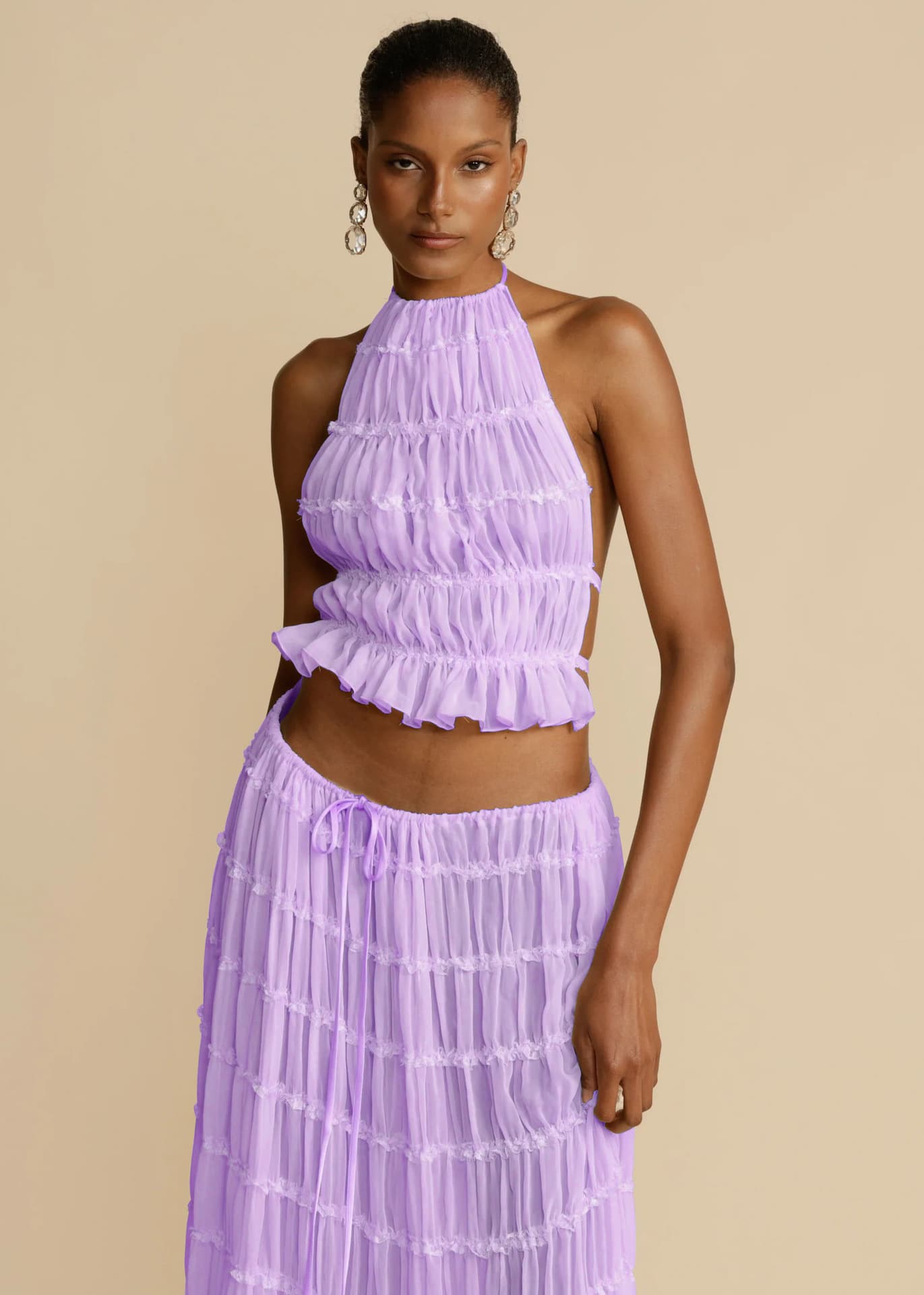 Conjunto feminino de 2 peças: top cropped sem mangas com decote nas costas e saia longa plissada para praia. 17
