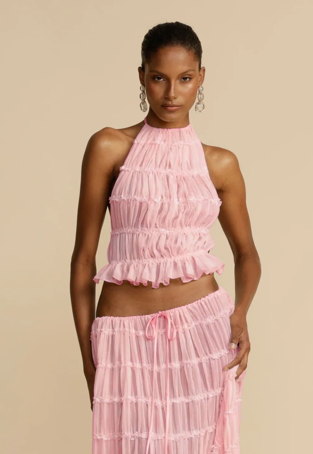 Conjunto feminino de 2 peças: top cropped sem mangas com decote nas costas e saia longa plissada para praia. 10