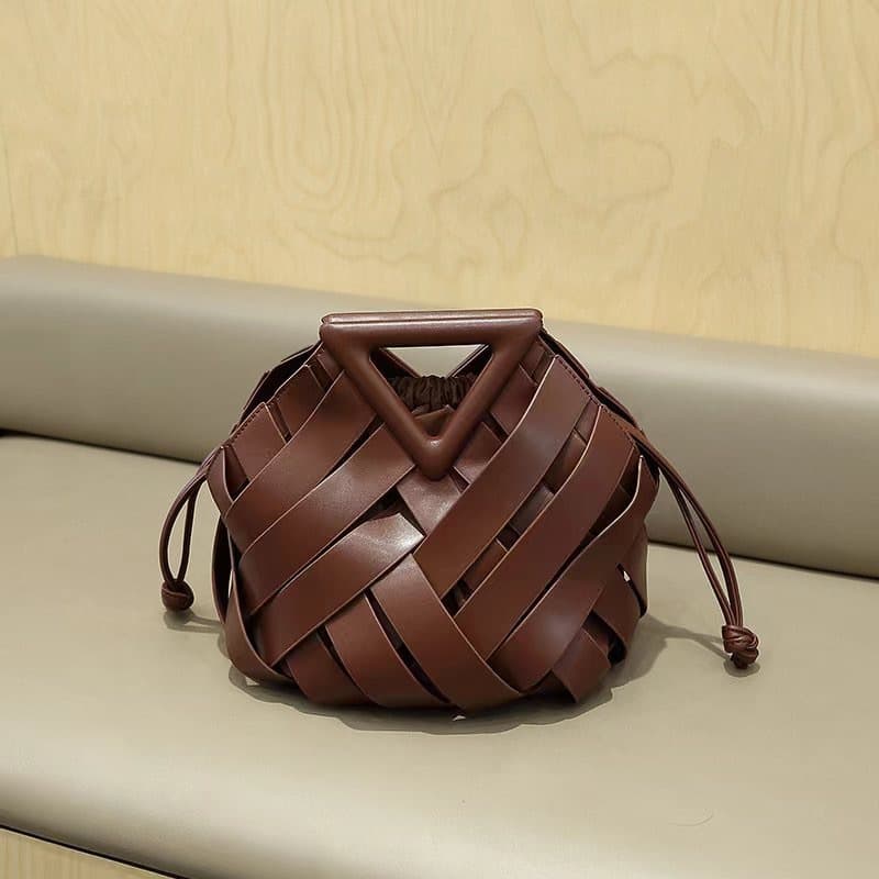 Bolsa transversal feminina com fecho magnético triangular 4