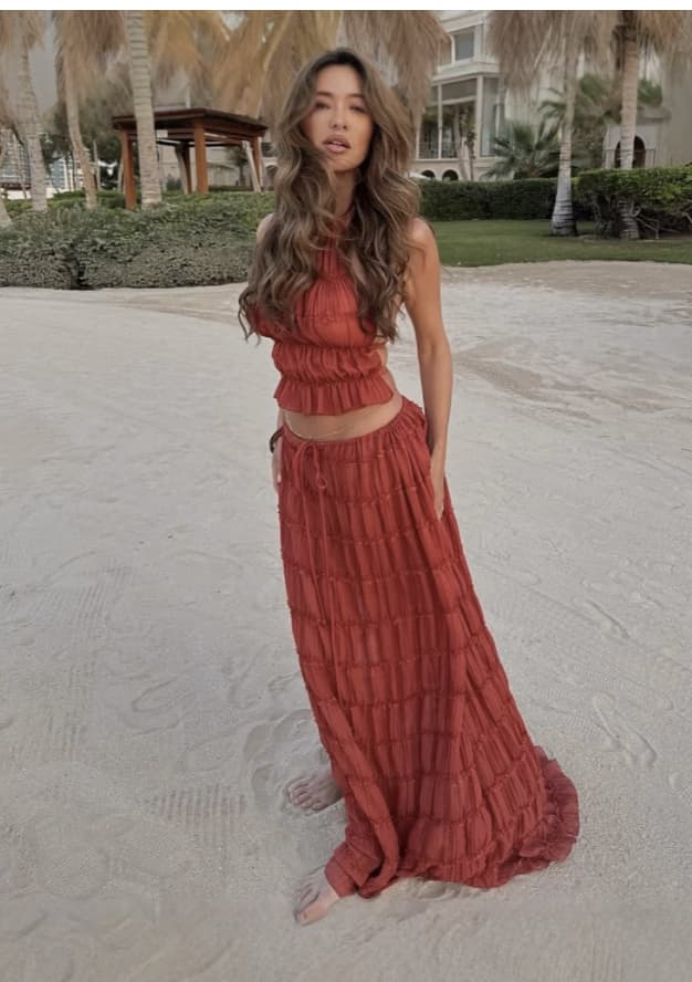 Conjunto feminino de 2 peças: top cropped sem mangas com decote nas costas e saia longa plissada para praia. 18