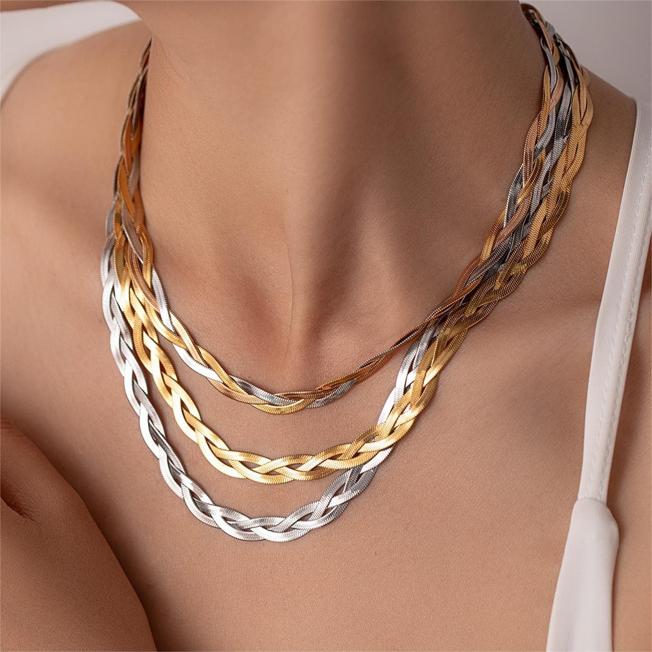 Joias de liga metálica elegantes e sofisticadas para mulheres.
