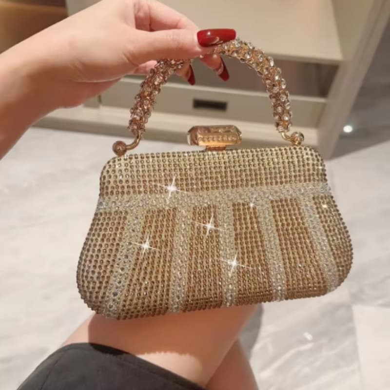 Clutch de luxo feminina, um acessório elegante com alça de corrente.