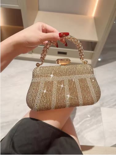 Clutch de luxo feminina, um acessório elegante com alça de corrente. 3
