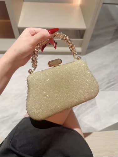 Clutch de luxo feminina, um acessório elegante com alça de corrente. 5