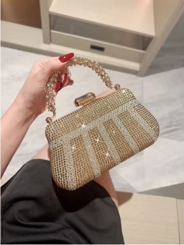 Clutch de luxo feminina, um acessório elegante com alça de corrente. 4