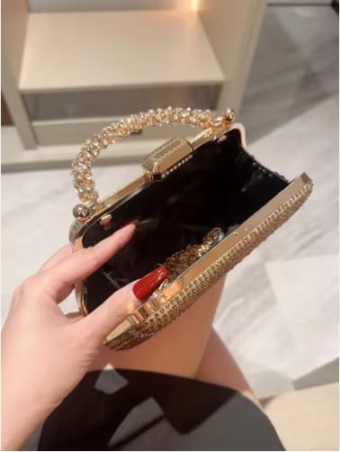 Clutch de luxo feminina, um acessório elegante com alça de corrente. 2