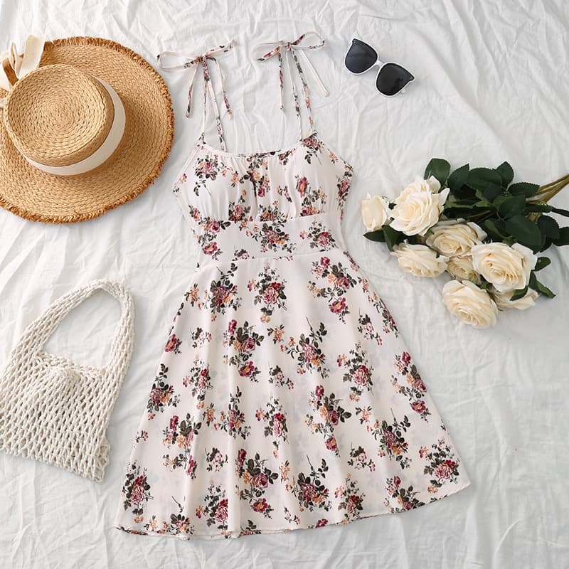 Vestido Floral De VerãO, Modelo Evasê, Com Cintura Marcada, Ideal Para O Dia A Dia. Roupa Casual Feminina Que Afina A Silhueta.
