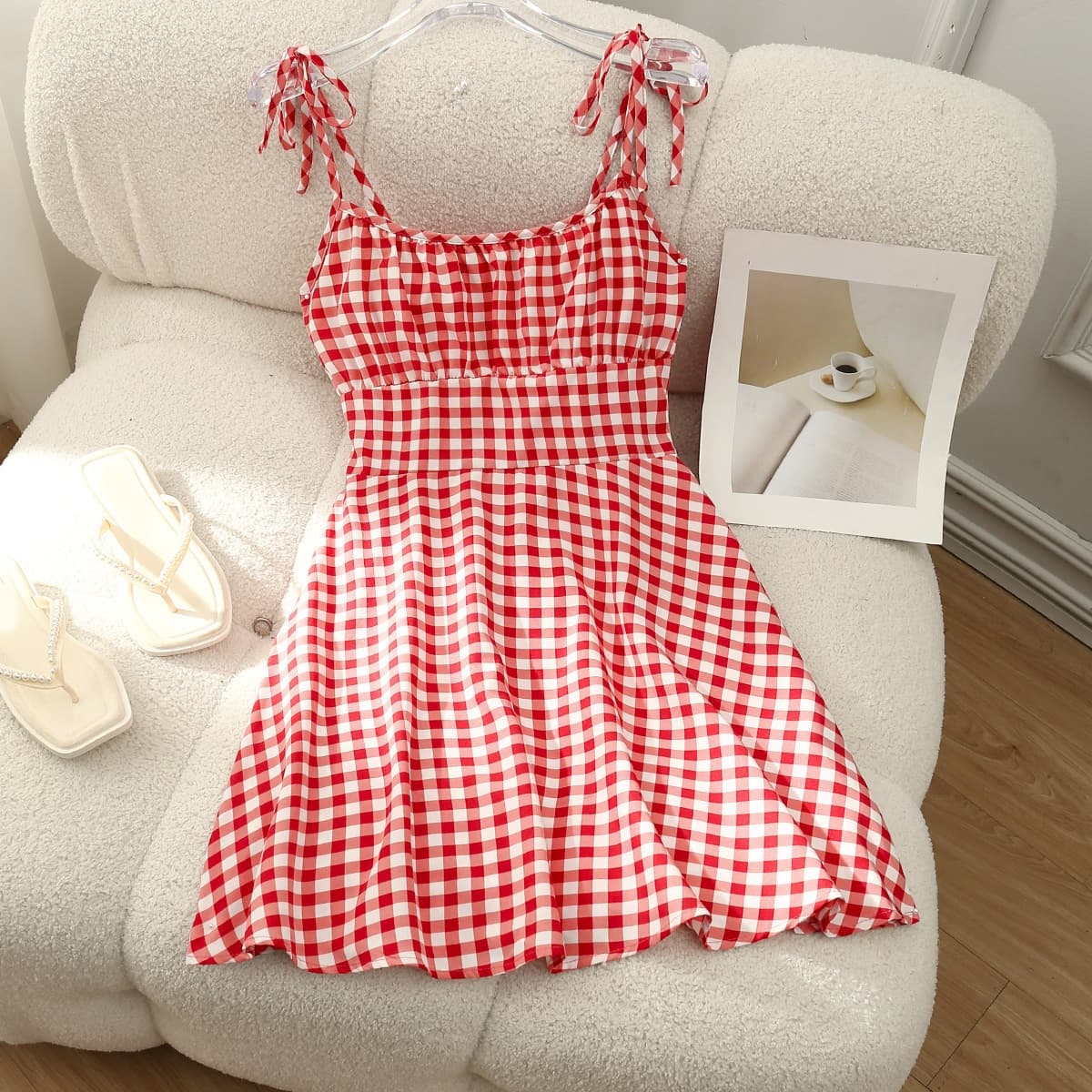 Vestido Floral De VerãO, Modelo Evasê, Com Cintura Marcada, Ideal Para O Dia A Dia. Roupa Casual Feminina Que Afina A Silhueta.